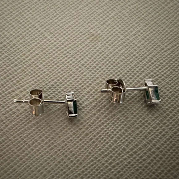 Diamond and Emerald dainty stud earrings - Picture 4 of 4